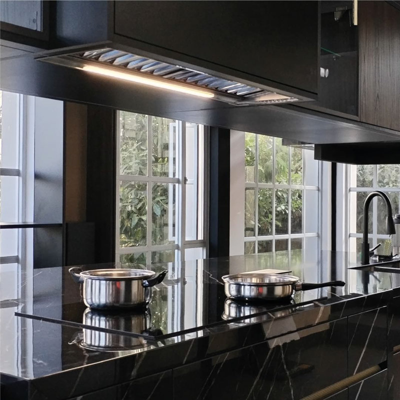 DOMESTIC KITCHEN EQUIPPED WITH A SEMIPROFESSIONAL COOKER HOOD using stainless steel labyrinth filters